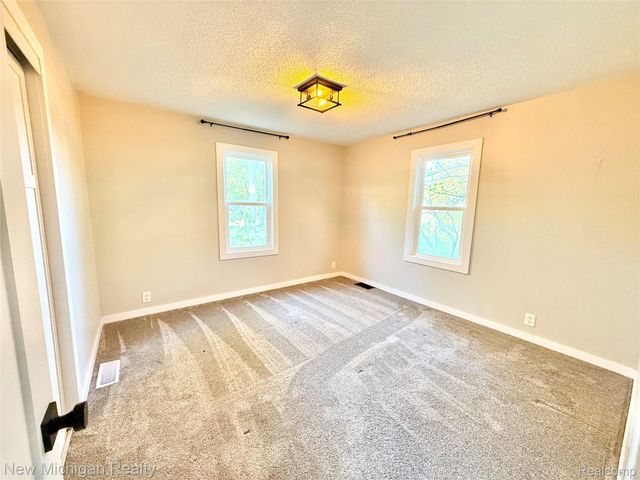 823 W Silver Lake Road, Fenton, MI 48430