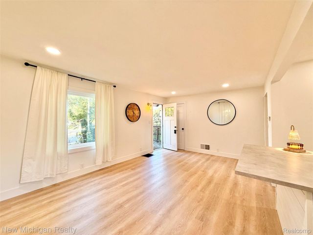 823 W Silver Lake Road, Fenton, MI 48430