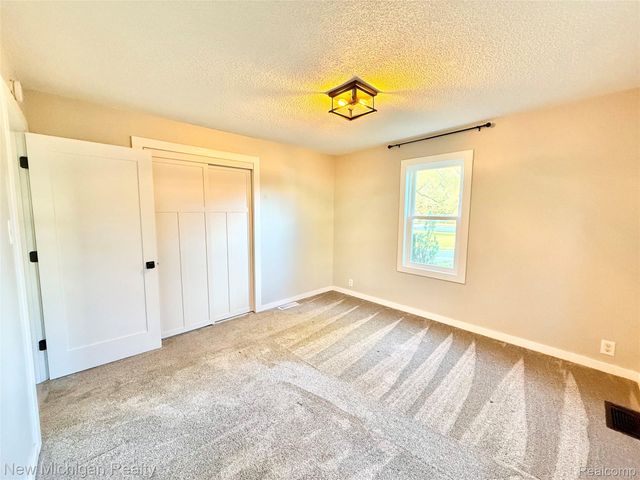 823 W Silver Lake Road, Fenton, MI 48430