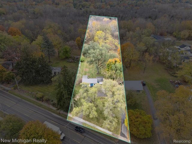 823 W Silver Lake Road, Fenton, MI 48430