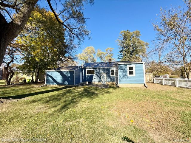 823 W Silver Lake Road, Fenton, MI 48430