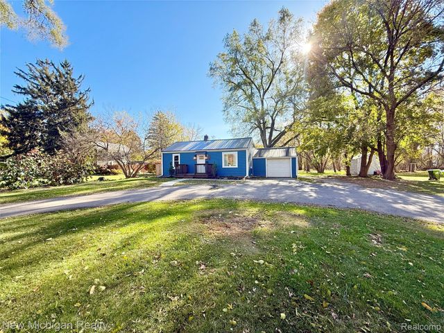 823 W Silver Lake Road, Fenton, MI 48430