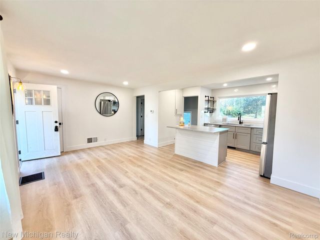 823 W Silver Lake Road, Fenton, MI 48430