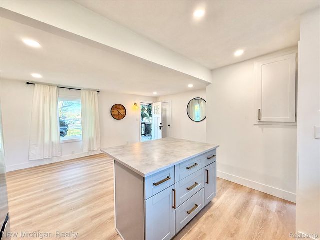 823 W Silver Lake Road, Fenton, MI 48430