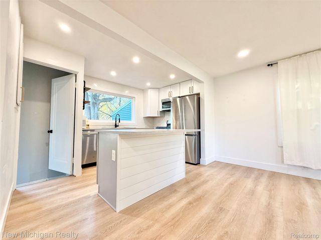 823 W Silver Lake Road, Fenton, MI 48430