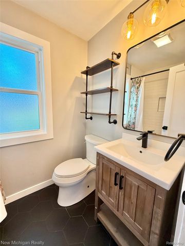 823 W Silver Lake Road, Fenton, MI 48430