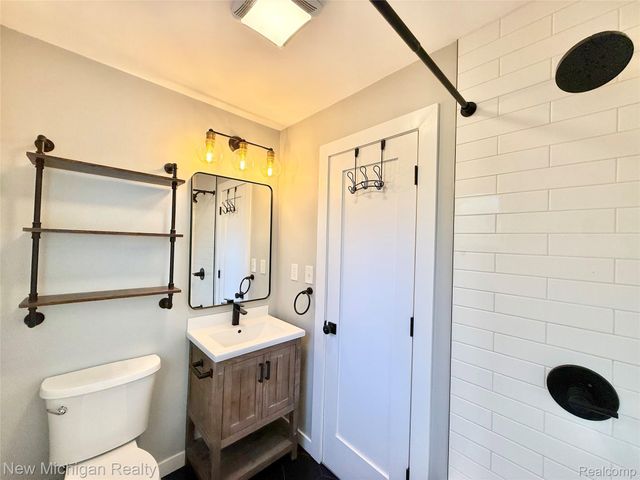 823 W Silver Lake Road, Fenton, MI 48430