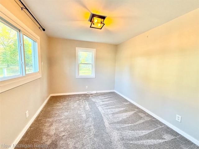 823 W Silver Lake Road, Fenton, MI 48430