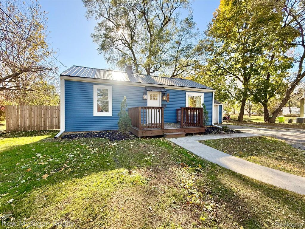 823 W Silver Lake Road, Fenton, MI 48430