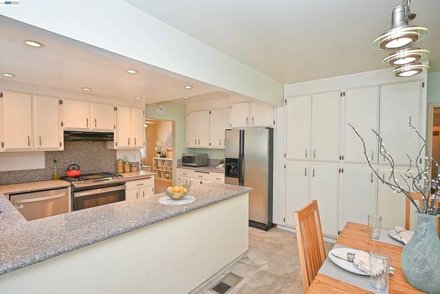 18616 Sandy Rd, Castro Valley, CA 94546