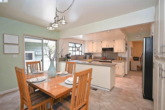 18616 Sandy Rd, Castro Valley, CA 94546