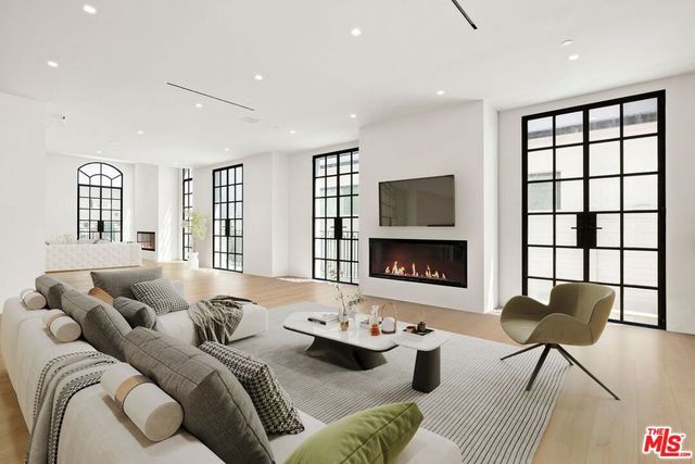 155 N Anita Avenue, Los Angeles, CA 90049