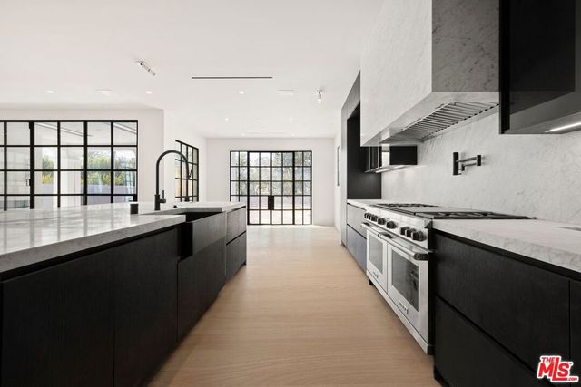 155 N Anita Avenue, Los Angeles, CA 90049