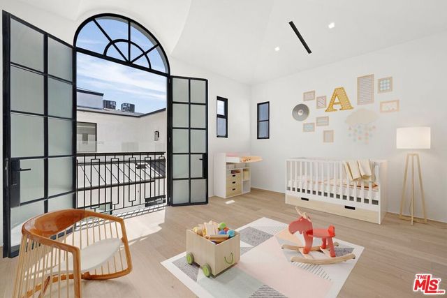 155 N Anita Avenue, Los Angeles, CA 90049