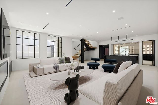 155 N Anita Avenue, Los Angeles, CA 90049