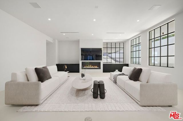 155 N Anita Avenue, Los Angeles, CA 90049