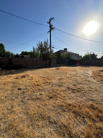 3046 E Robinson Avenue, Fresno, CA 93726