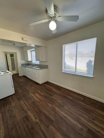 3046 E Robinson Avenue, Fresno, CA 93726