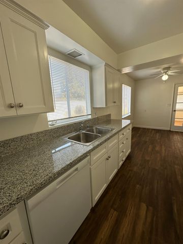 3046 E Robinson Avenue, Fresno, CA 93726