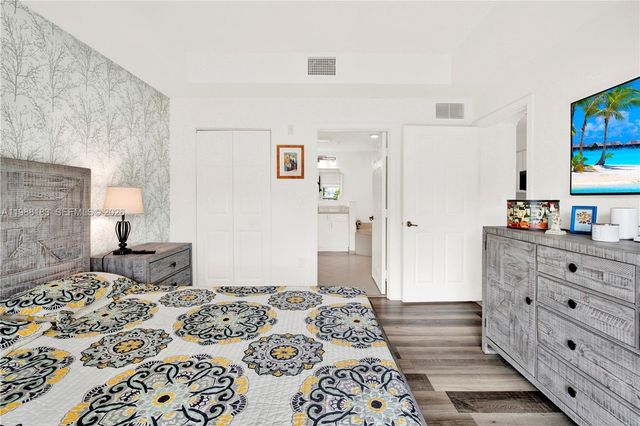 9021 SW 94th St 308, Miami, FL 33176