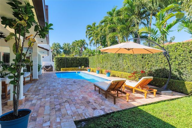 8515 NW 168th Ter, Miami Lakes, FL 33016