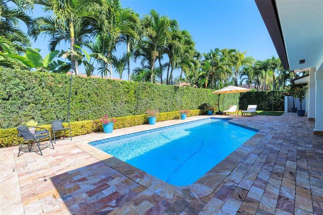 8515 NW 168th Ter, Miami Lakes, FL 33016