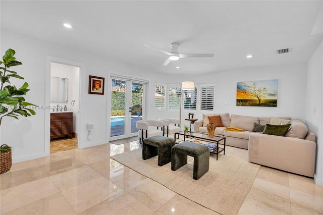 8515 NW 168th Ter, Miami Lakes, FL 33016