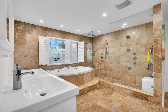 8515 NW 168th Ter, Miami Lakes, FL 33016