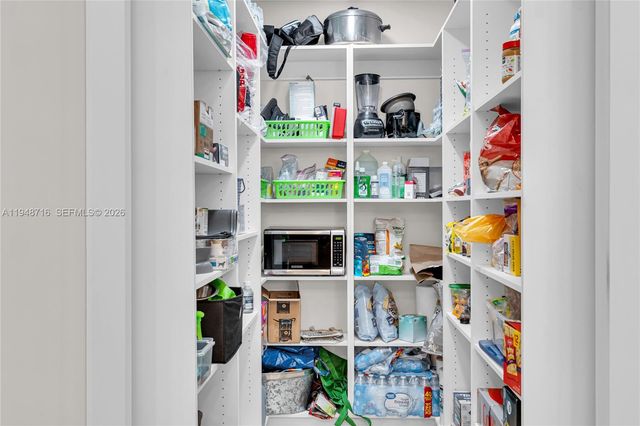 8515 NW 168th Ter, Miami Lakes, FL 33016