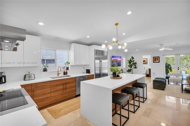 8515 NW 168th Ter, Miami Lakes, FL 33016