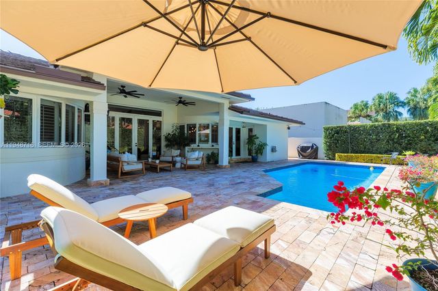 8515 NW 168th Ter, Miami Lakes, FL 33016