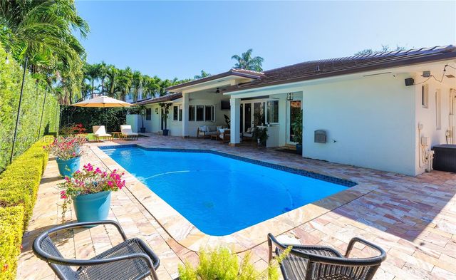 8515 NW 168th Ter, Miami Lakes, FL 33016