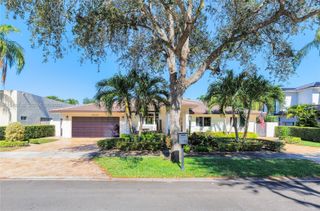 8515 NW 168th Ter, Miami Lakes, FL 33016