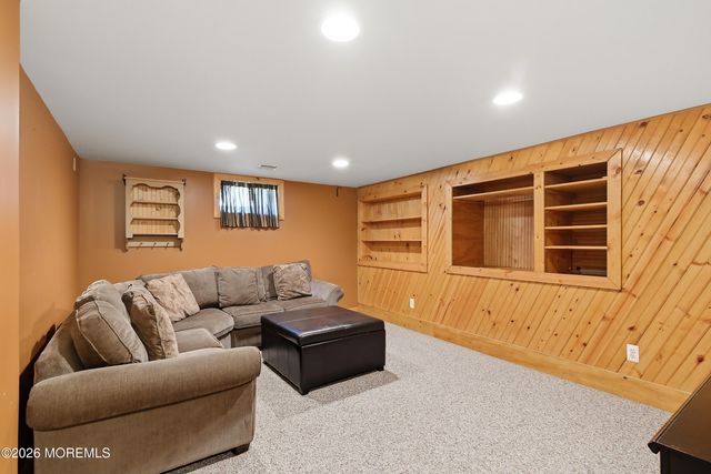 399 Trenton Avenue N, Bayville, NJ 08721