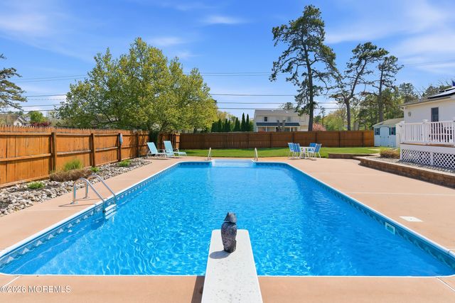 399 Trenton Avenue N, Bayville, NJ 08721