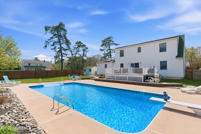 399 Trenton Avenue N, Bayville, NJ 08721