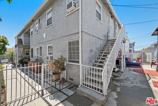 5909 Overhill Drive, Los Angeles, CA 90043