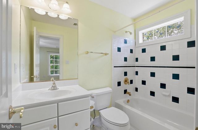 3703 WAPLES CREST CT, Oakton, VA 22124
