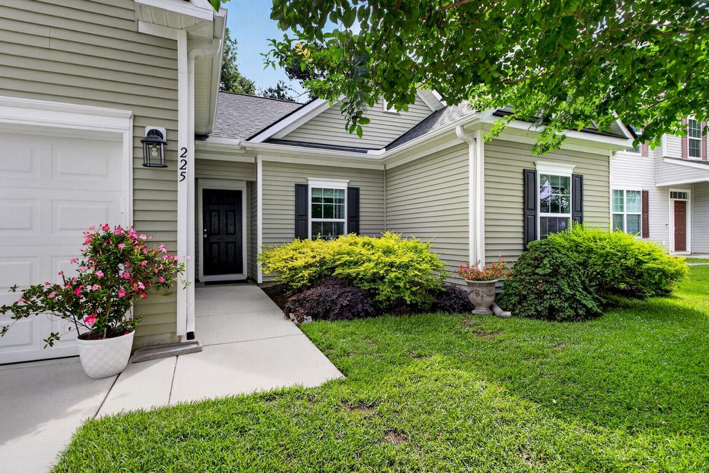 Image 2 of property listing at 225 Alpine Road, Summerville, SC 29485