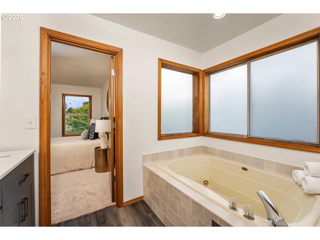 5525 Nw PEREGRINE Pl, Portland, OR 97229