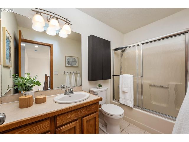 5525 Nw PEREGRINE Pl, Portland, OR 97229