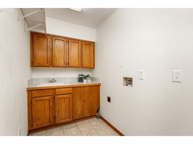 5525 Nw PEREGRINE Pl, Portland, OR 97229