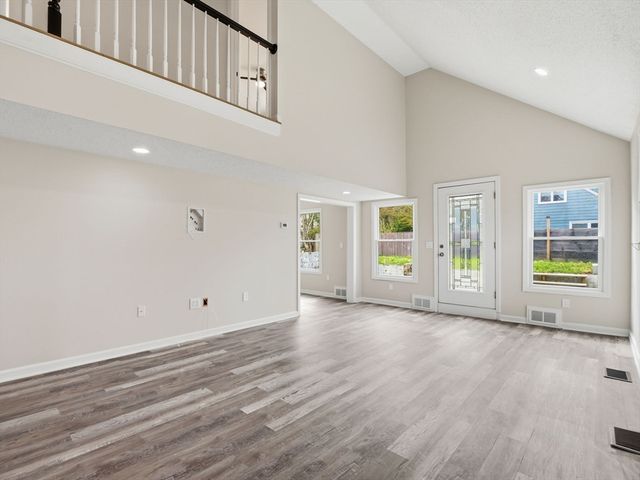 16 Beverly St, Dartmouth, MA 02747