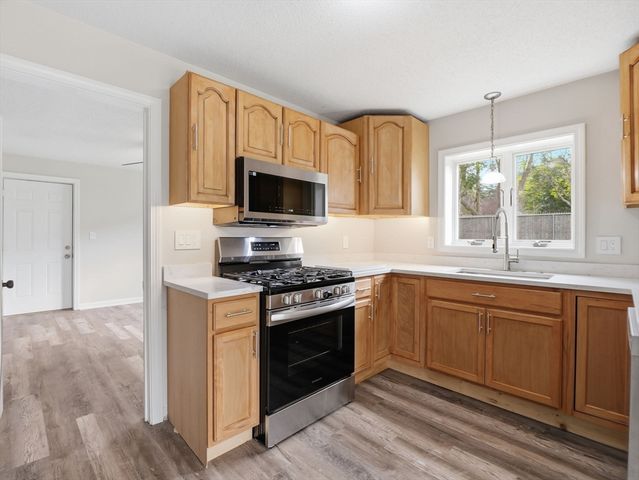 16 Beverly St, Dartmouth, MA 02747