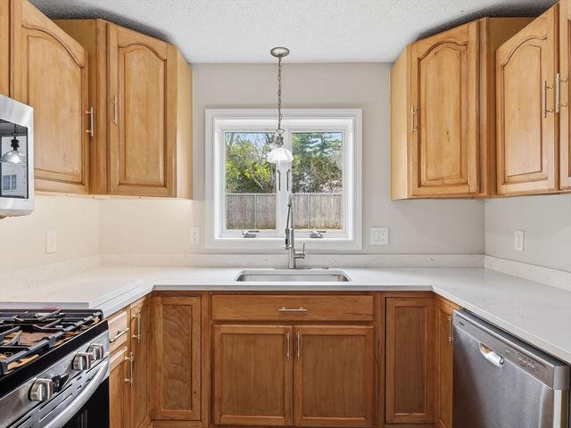 16 Beverly St, Dartmouth, MA 02747