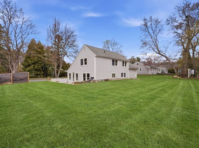 16 Beverly St, Dartmouth, MA 02747