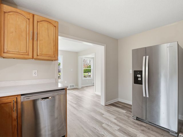16 Beverly St, Dartmouth, MA 02747