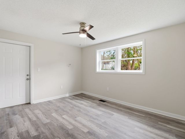 16 Beverly St, Dartmouth, MA 02747