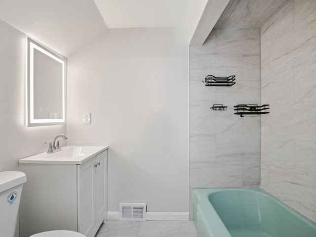 16 Beverly St, Dartmouth, MA 02747