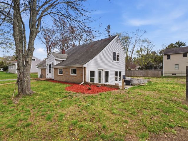 16 Beverly St, Dartmouth, MA 02747